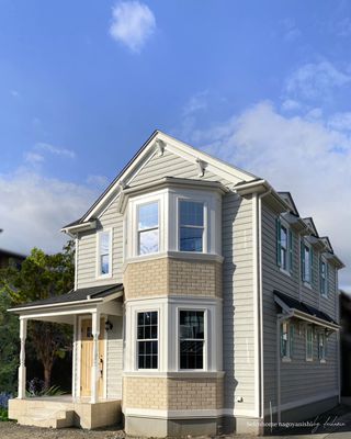 暖かのある淡色が青空に映える、塔屋のあるお家。 写真